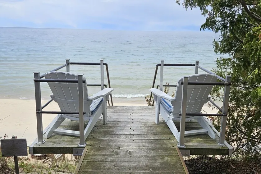 Incredible Lake Michigan views/sunsets. Intimate cottage with sandy beach. - Image 1