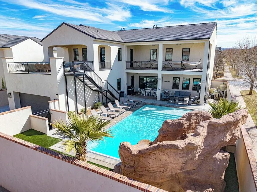 5 Suites, Private Pool, 2 Hot Tubs for 19, 2 Fire Pits, 2 Fridges Sleeps 30 - Image 1