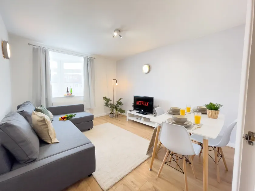 Spacious Contractor Flat for Large groups - Private Parking by Tailored Apartments - Image 1