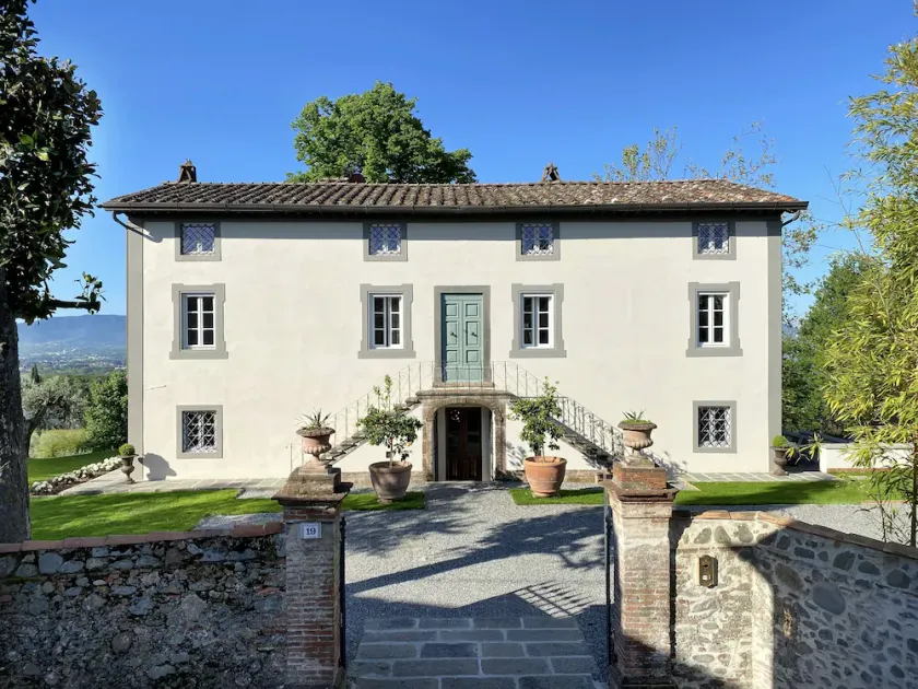 VILLA CARNICELLI histórica, ecológica, sostenible, 450m², piscina, diseño - Image 1