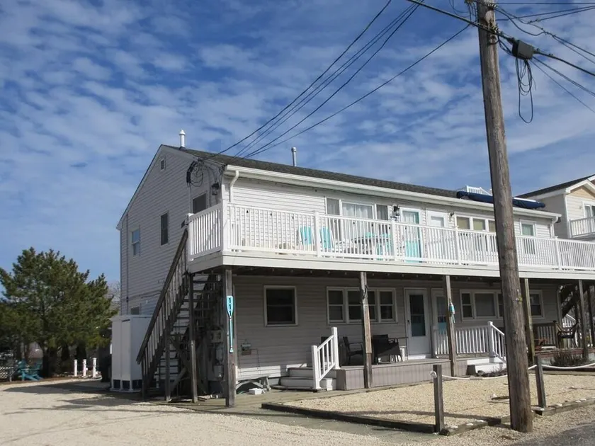 2 bedroom condo totally renovated on ocean block in Ship Bottom - Image 1