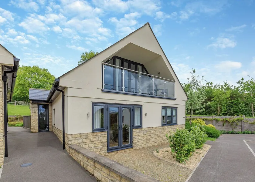 Outstanding and beautifully presented first floor apartment. - Image 1
