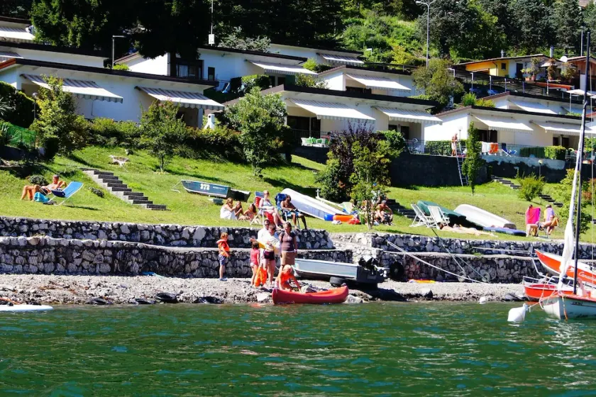 With terrace directly on the lake - Image 1