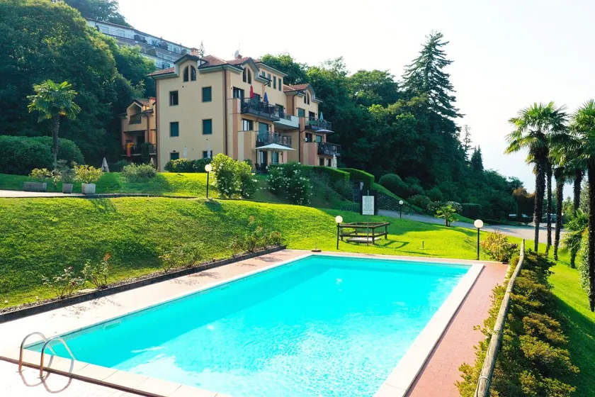 Appartamento con terrazza, piscina e giardino - Image 1
