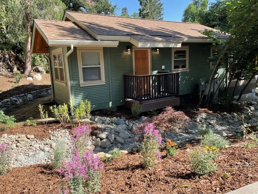 Adjacent to downtown Ashland and Lithia Park. Lithia Park Cabin - Image 1