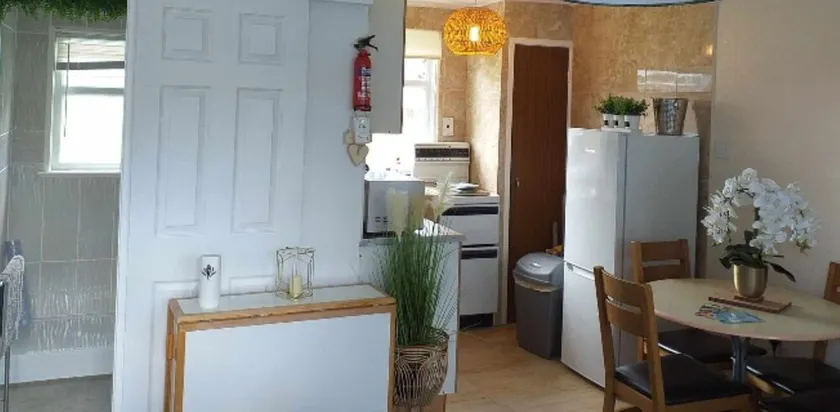 2 Bed Chalet Sleeps 5 - Pets Parking Near Beach - Image 1