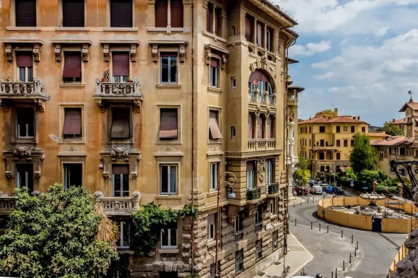 Historic home in the Palazzo degli Ambasciatori Coppedè district - Image 1