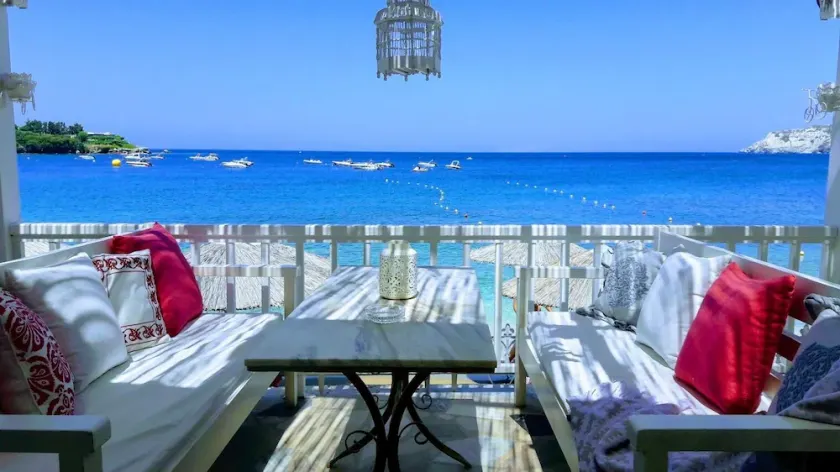 By the Sea beachfront luxury apartment with a large patio - Image 1
