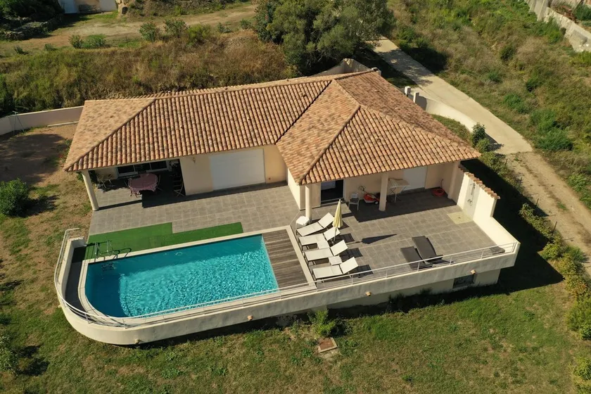 Spacious villa with private heated pool - Image 1