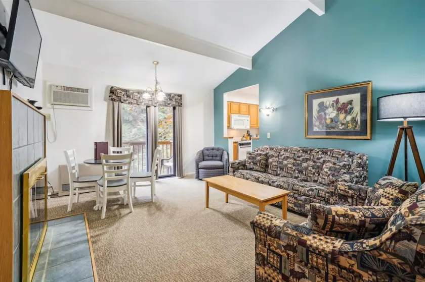 Cedarbrook Deluxe Two Bedroom Suite 1st floor w/outdoor heated pool 19110 - Image 1