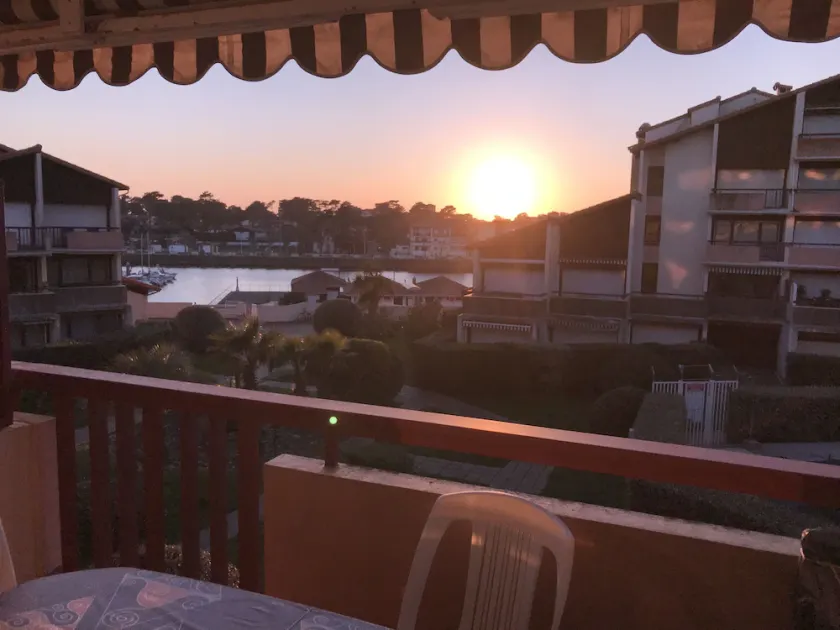 Grand studio calme vue sur port - Image 1