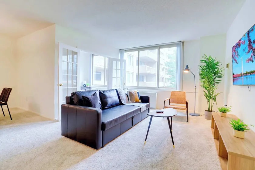 Arlington Stay with Easy Metro and Business Access - Image 1