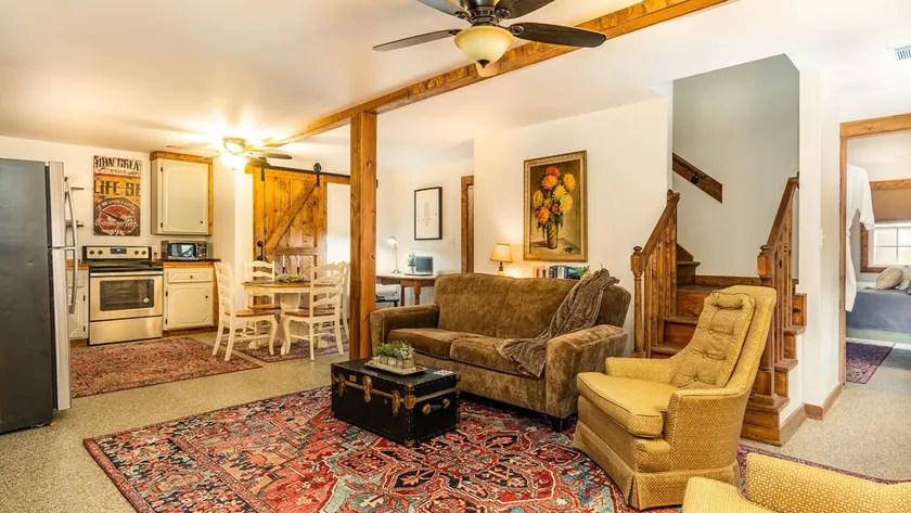 Cozy & Comfortable Carriage House - Image 1
