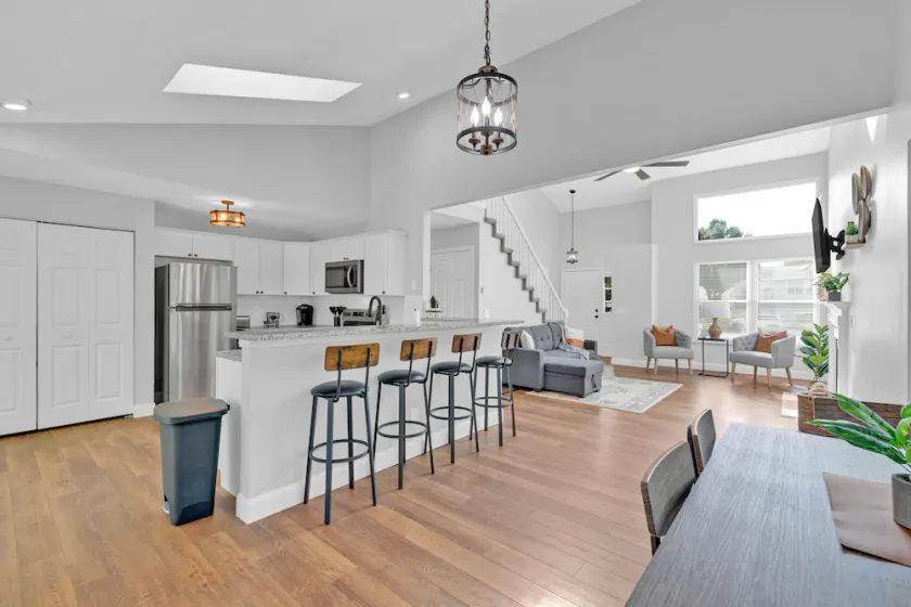 Spacious, 3 bedroom home, finished basement on quiet court - Image 1