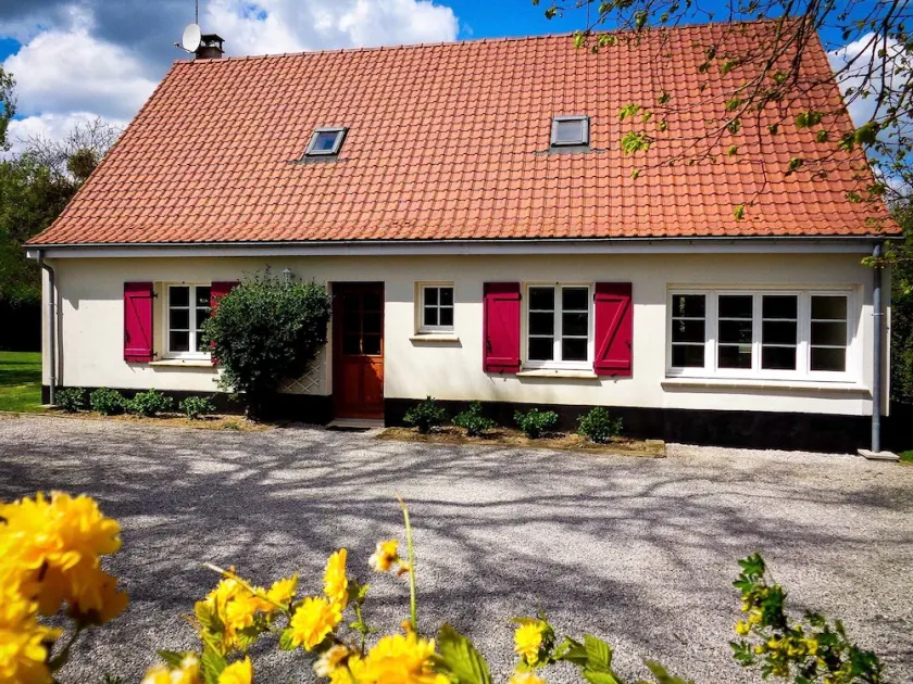 Large detatched holiday home, rural location near the coast. - Image 1