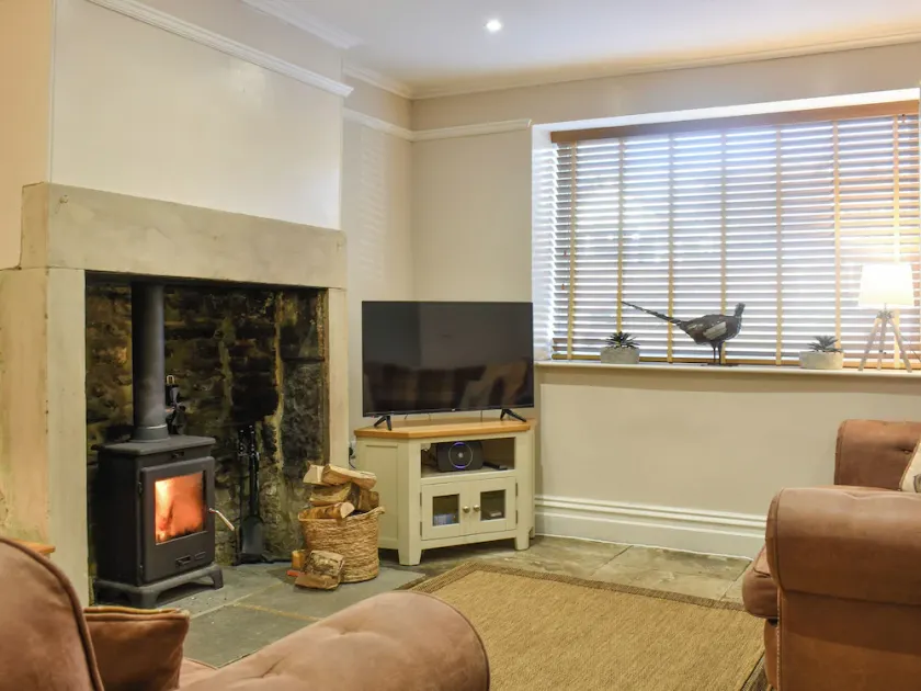 A gorgeous cottage in a great location for local shops and pubs. - Image 1