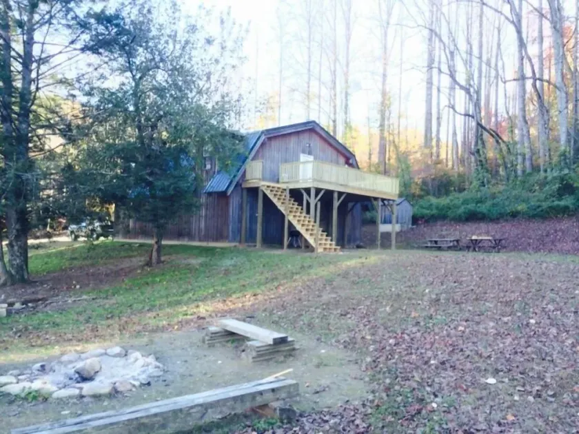 Vackra loft byggt över lantlig ladugård. - Image 1
