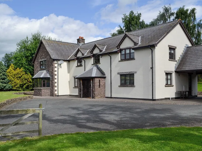 6 bedroom accommodation in Brecon - Image 1