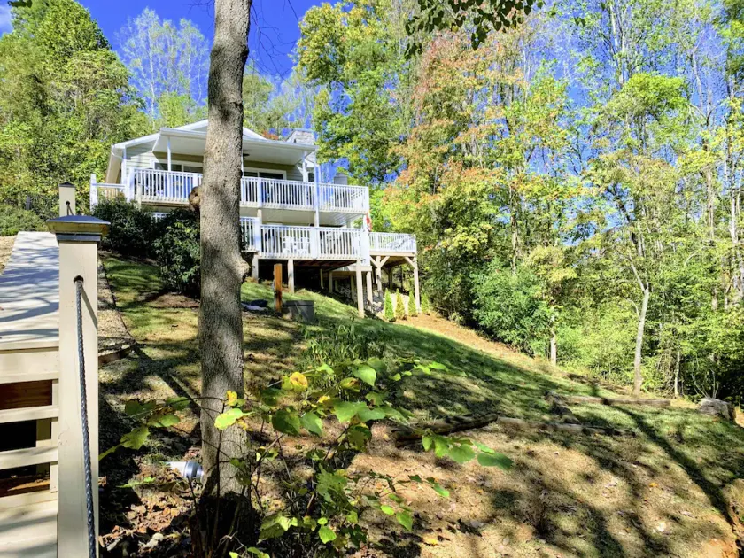 Lake Paradise! Hot Tub/Pool/WIFI/Grills/Private Dock/Kayaks/SUP/Fireplaces - Image 1