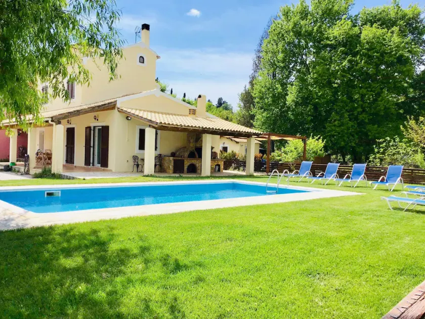 Beautiful Spacious Villa, Heated Private Pool Near to great beaches & Corfu Town - Image 1