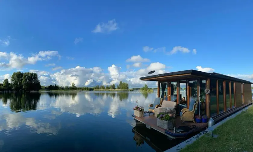 Houseboat - Sleeps 2 & Free Parking - Image 1