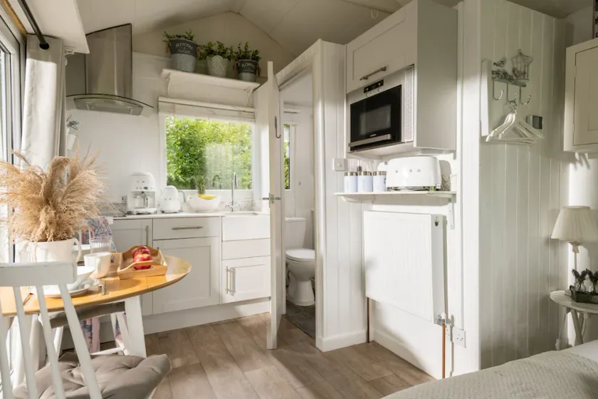 Woodland Art Studio - Cosy Woodland Studio with Private Hot Tub - Image 1