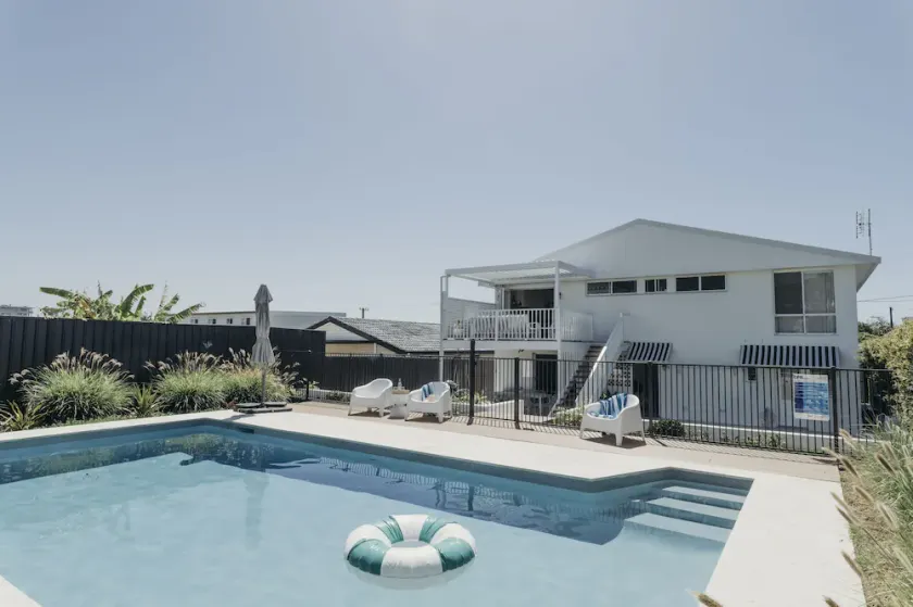 A relaxing luxury oasis, family-friendly pool, 5 mins to beach + 1pm checkout! - Image 1