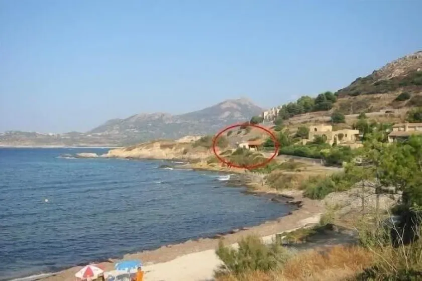Small house by the sea - Image 1