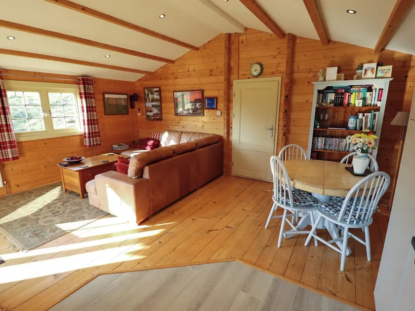 Dollys Hideaway Cabin - Image 1