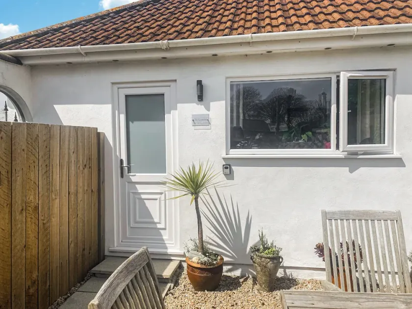 1 bedroom accommodation in Camborne - Image 1