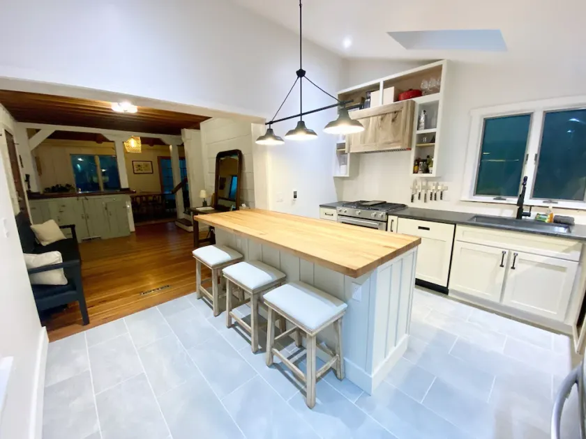 Quiet farmhouse with pond, trails, hot tub, close to skiing and breweries - Image 1