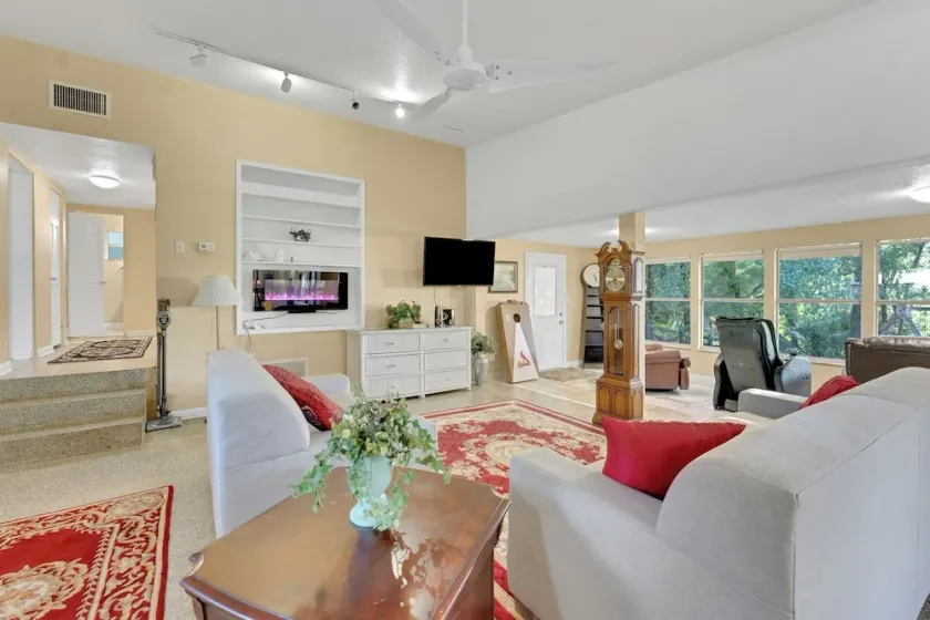 Modern Family Retreat Near Orlando Attractions - Image 1