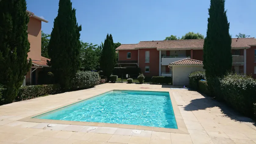 Apartment in quiet residence with swimming pool - lots of trees and sunshine - Image 1