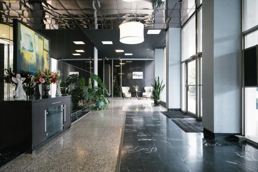 ATL Downtown 2BR Stay with Parking L8 - Image 1