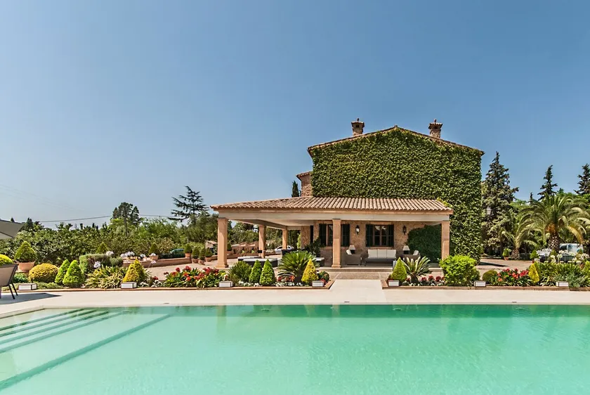 MAGNIFICENT VILLA with private pool of 94 m2 and views to the Sierra de Tramuntana. - Image 1