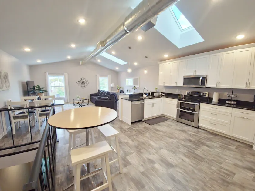 Bright, spacious loft in the heart of New London - Image 1