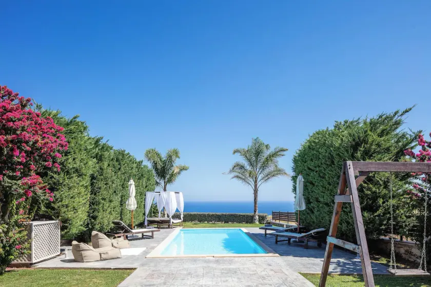 Sea & city views, short drive to beach & shops, heated pool and ping pong! - Image 1