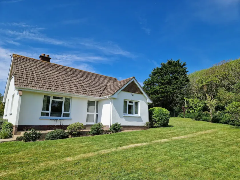 Modern Seaside Cottage- short walk to beach - Image 1
