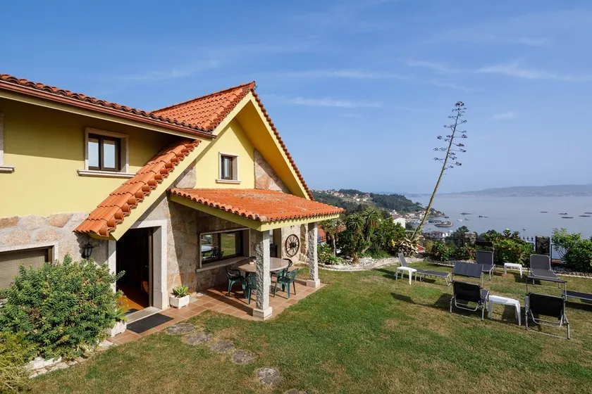 Villa \"Casa Nueva de Bueu\" avec vue sur les montagnes, Wi-Fi, jardin et terrasse. - Image 1