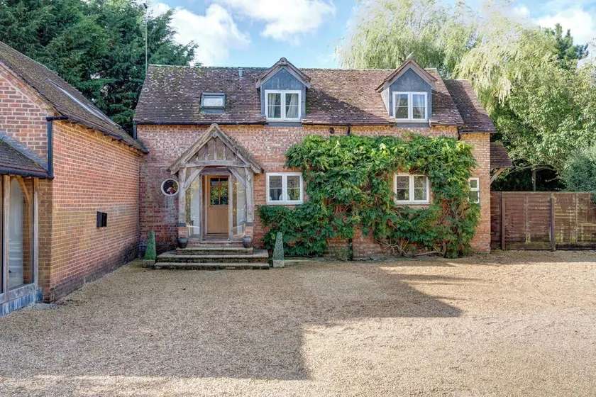Large Country Idyll for Families or Party Groups - Sleeps 18, Hot Tub & Garden - Image 1