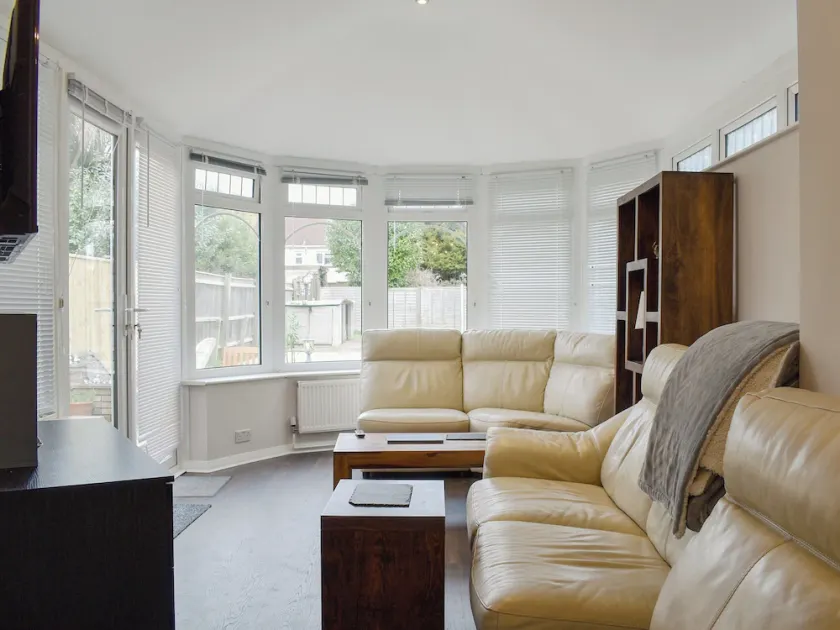 2 bedroom accommodation in Poole - Image 1