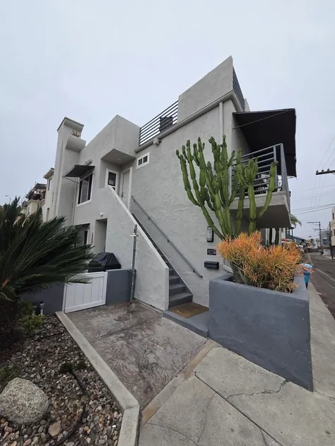 Great Condo in Mission Beach only a  block from the  ocean and steps to the bay. - Image 1