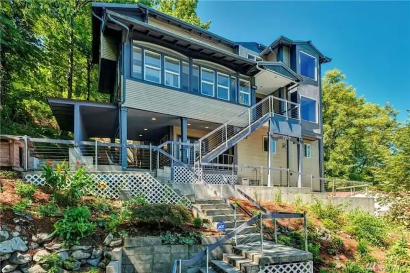 Moden West Seattle House in the Trees - Image 1