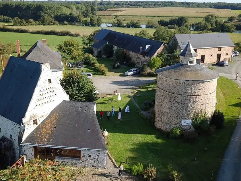Charmante Chapelle du XVIIe rénovée, au bord de la rivière avec jardin, vélos, ping-pong et plus - Image 1