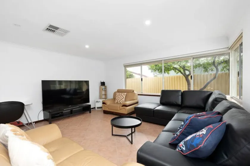 Huge 4bed-2bath Family Home - Close to Everything and Everything you Need - Image 1