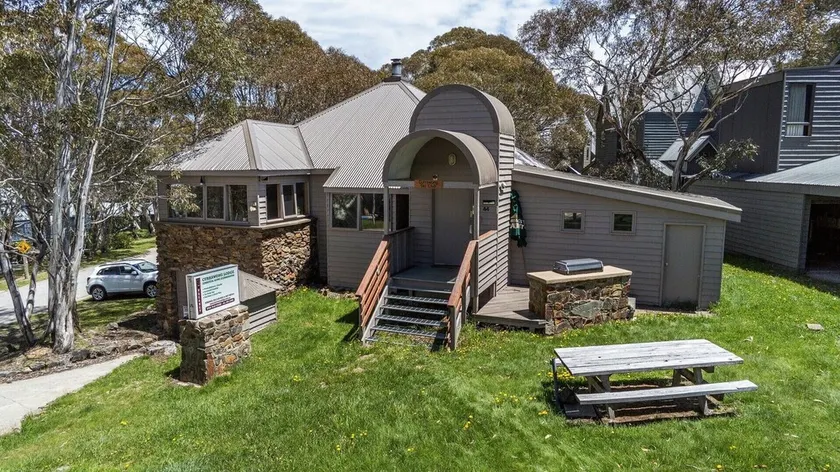 Currawong Lodge - Image 1