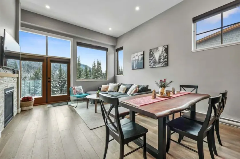 Echo Landing 35 : Charmante maison mitoyenne de 3 chambres avec piscine privée bain à remous - Image 1