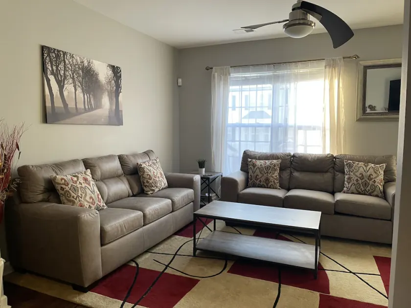 Spacious 3 level Townhome in prime location! Tvs & fans in all 4 bedrooms!! - Image 1
