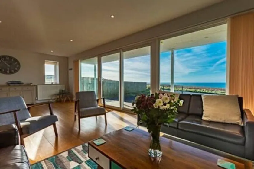 Kiwi Beach House with stunning views across the ocean - the perfect place for families or friends to get together! - Image 1