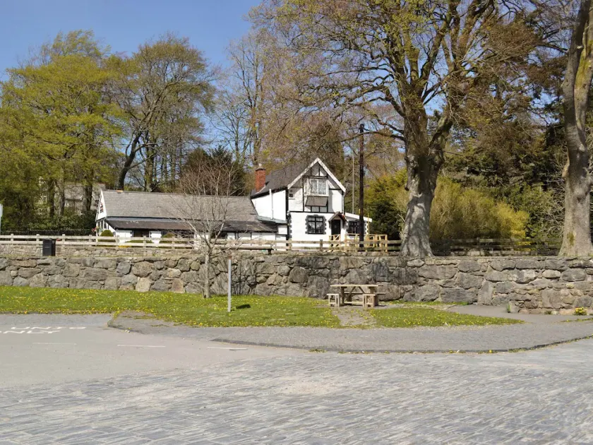 2 bedroom accommodation in Bala - Image 1